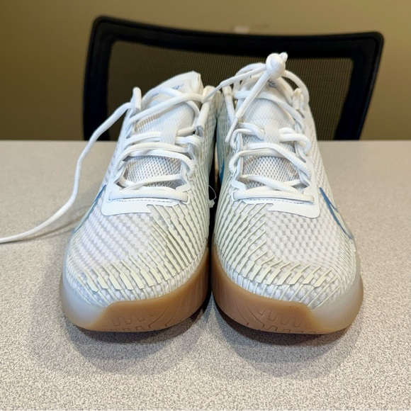 NWOT NIKE COURT AIR ZOOM VAPOR 11 HC 'WHITE LIGHT BLUE GUM' WOMEN’S 9.5 - Picture 3 of 9